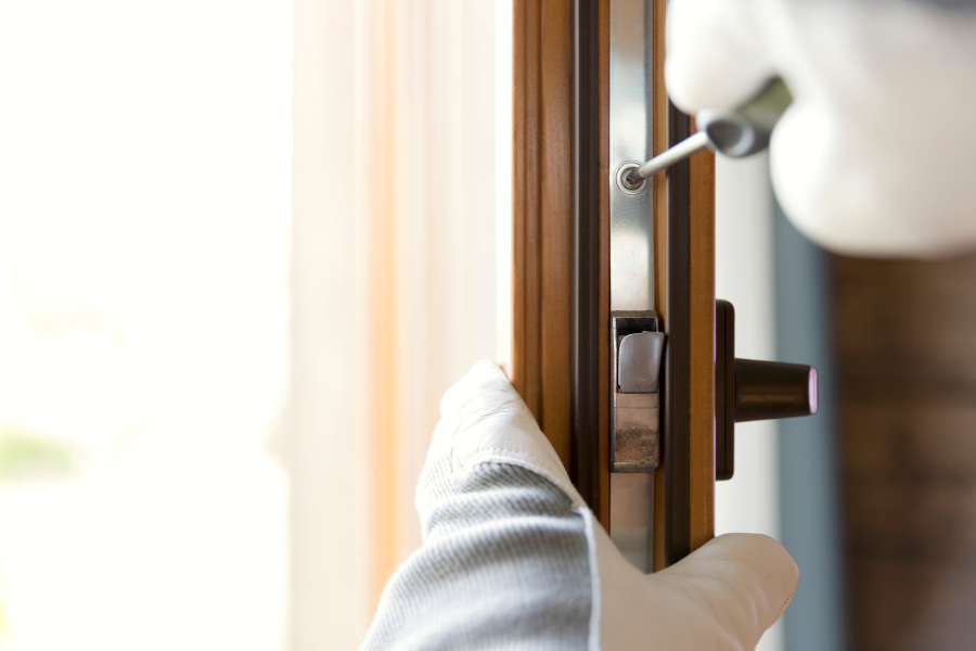 how-to-fit-intumescent-strips-featured-image door lock installation