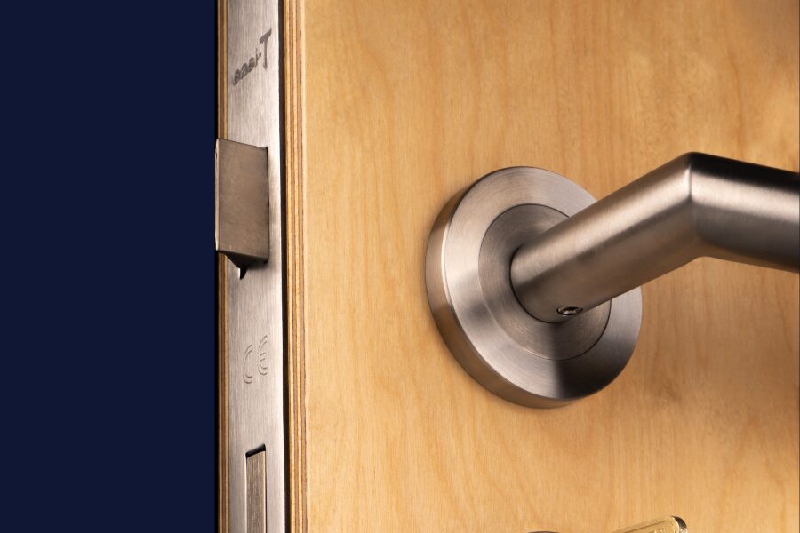 Blog-Featured-Header-Choosing-the-right-lock-for-your-fire-door door handle and lock