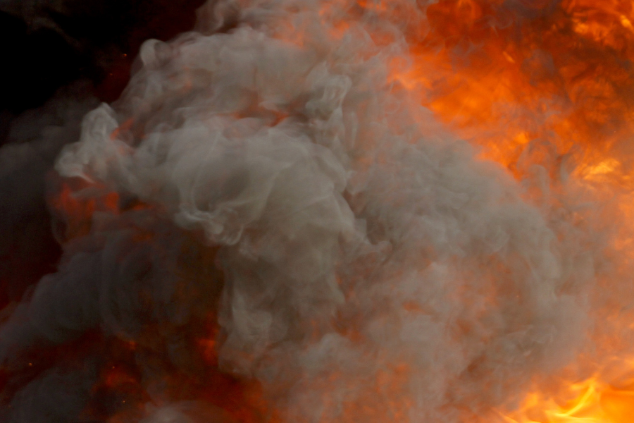 Blog_Featured_Header_how_does_smoke_spread smoke and flames
